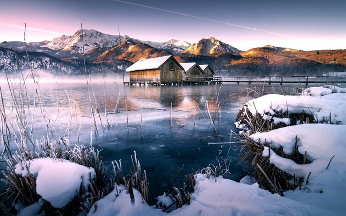 Kışın, evler, göl, kar
