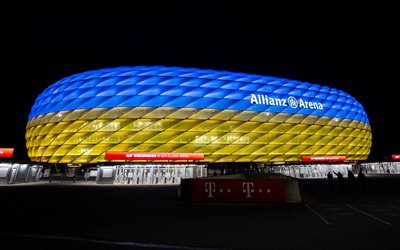allianz arena, münih, bavyera, gece, ukrayna bayrağı arka ışığı, ukrayna için destek, bayern münih stadyumu, almanya, bundesliga, futbol, bayern münih fc