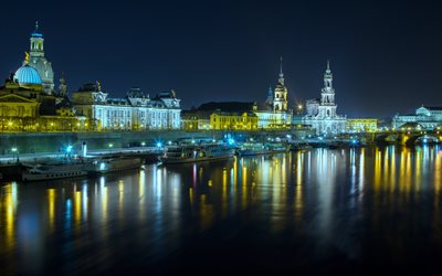 Dresde, le quai, les bateaux, la nuit, en Allemagne