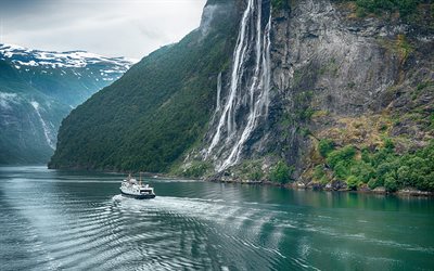 Fiordo de Geiranger, montañas, cascadas, barco, Noruega