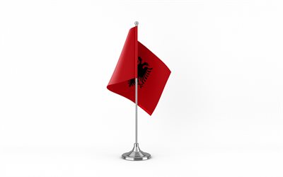 4k, albaniens bordsflagga, vit bakgrund, albaniens flagga, tabell flagga albanien, albaniens flagga på metallpinne, nationella symboler, albanien, europa