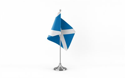 4k, bandera de mesa de escocia, fondo blanco, bandera de escocia, bandera de escocia en palo de metal, símbolos nacionales, escocia, europa