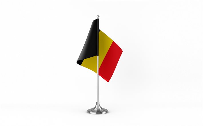 4k, ベルギーのテーブル フラグ, 白色の背景, ベルギーの旗, 金属棒にベルギーの旗, 国のシンボル, ベルギー, ヨーロッパ