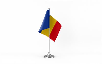 4k, romanian pöytälippu, valkoinen tausta, romanian lippu, romanian lippu metallitikulla, kansalliset symbolit, romania, euroopassa