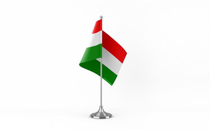 4k, bandiera da tavolo ungheria, sfondo bianco, bandiera dell'ungheria, bandiera da tavolo dell'ungheria, bandiera dell'ungheria sul bastone di metallo, simboli nazionali, ungheria, europa