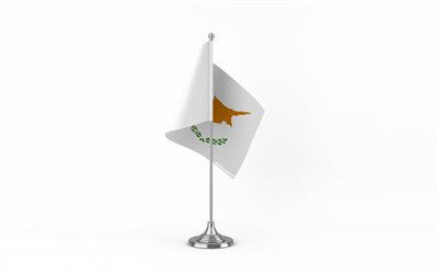 4k, cyperns bordsflagga, vit bakgrund, cyperns flagga, cyperns flagga på metallpinne, nationella symboler, cypern, europa