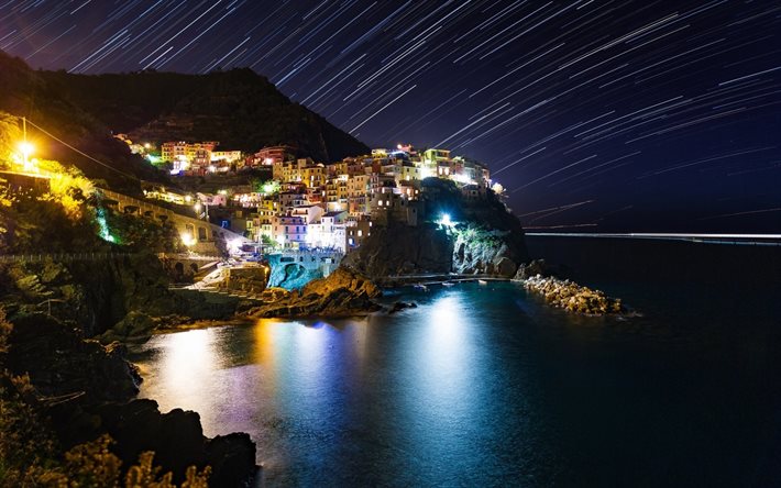 Italia, las estrellas, la noche, la bahía, las casas, las Cinque Terre