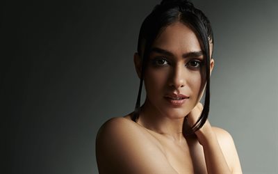 Mrunal Thakur, 4k, indian celebrity, Bollywood, movie stars, brunette woman, portrait, pictures with Mrunal Thakur, indian actress, Mrunal Thakur photoshoot