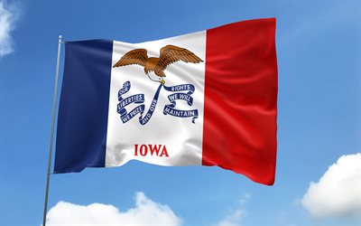 bandeira de iowa no mastro, 4k, estados americanos, céu azul, bandeira de iowa, bandeiras de cetim onduladas, mastro com bandeiras, estados unidos, dia de iowa, eua, iowa