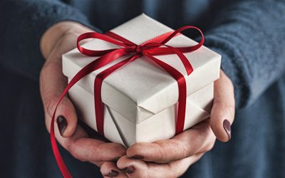 लाल रेशम धनुष के साथ उपहार बॉक्स, 4k, हाथ में उपहार, उपहार प्रस्तुति, उपहार बॉक्स, उपहार चयन अवधारणाएँ, क्रिसमस के उपहार