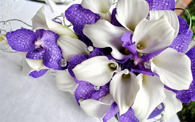 vita calla liljor, bukett, lila orkidéer, pärlor