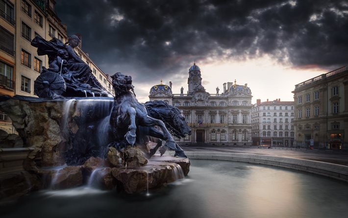 Lione, la sera, la piazza, la fontana, punto di riferimento, con tempo nuvoloso, Francia