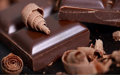 cioccolato fondente, dolci, avvicinamento, un pezzo di cioccolato, fettine di cioccolato, sfondo con cioccolato, cioccolatini, cioccolato