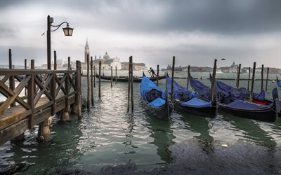 Venise, en Italie, les gondoles, les bateaux, le matin