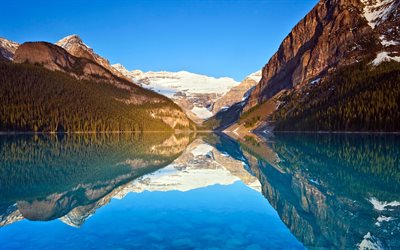 El lago Louise, el bosque, las reflexiones, la noche, las montañas, Johnston Canyon, Alberta, Canadá, el Parque Nacional de Banff