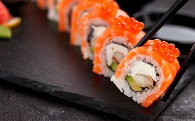 4k, uramaki, tablero negro, macro, comida asiática, sushi, rollos, comida rápida, rollo california, comida japonesa, foto con sushi