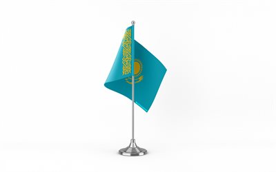 4k, bandiera da tavolo del kazakistan, sfondo bianco, bandiera del kazakistan, bandiera del kazakistan sul bastone di metallo, simboli nazionali, kazakistan, europa