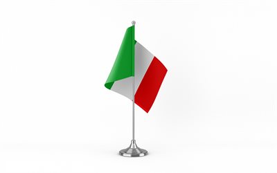 4k, bandera de mesa de italia, fondo blanco, bandera de italia, bandera de italia en palo de metal, símbolos nacionales, italia, europa