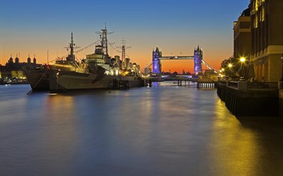 akşam, Thames, Tower Bridge, savaş gemileri, Londra, İngiltere