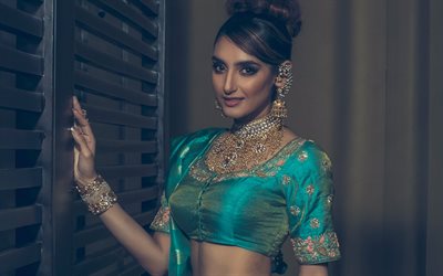 ragini dwivedi, porträt, indische schauspielerin, fotoshooting, grüner sarri, bollywood, indischer schmuck, indisches model
