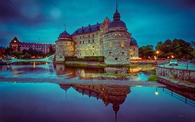 Suecia, Castillo de Orebro, Svartan río, la reflexión, la noche, las luces de
