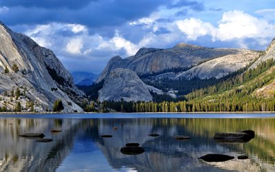 Le Parc National de Yosemite, à l'automne, les montagnes, la forêt, Californie, états-unis d'Amérique