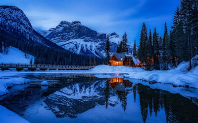 El Parque Nacional de Banff, el invierno, la noche, las montañas, Alberta, Canadá