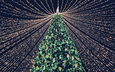 weihnachtsbaum, 4k, nacht, untersicht, frohe weihnachten, frohes neues jahr, brennende girlanden, weihnachten, hintergrund mit weihnachtsbaum