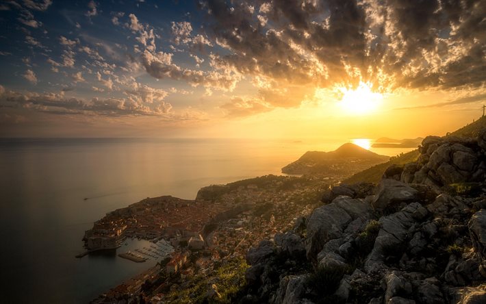 por la mañana, la playa, el mar, la ciudad de Dubrovnik, Croacia, Costa