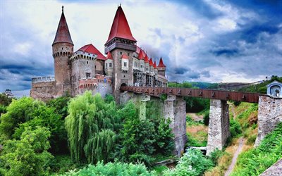 El Castillo de Hunedoara, el verano, el puente, Transilvania, Rumania