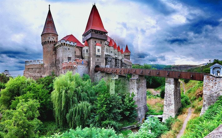 Il Castello di Hunedoara, estate, ponte, Transilvania, Romania
