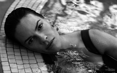 la actriz hilary swank, la celebridad, la piscina, en blanco y negro