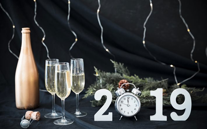 2019 ano novo, champanhe, óculos, noite, meia-noite, letras brancas de madeira, 2019 conceitos, feliz ano novo