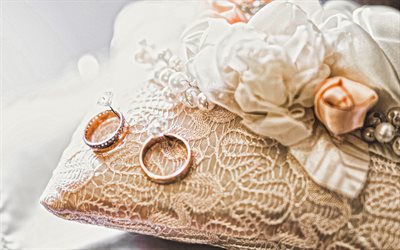 anillos de boda en la almohada, 4k, conceptos de boda, par de anillos de oro, fondo de invitación de boda, anillos de boda, plantilla de boda, fondo de anillos de boda