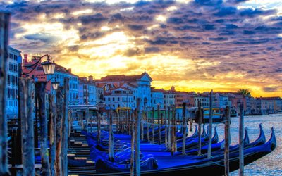 Italia, por la mañana, los barcos, las góndolas, canal, amanecer, Venecia