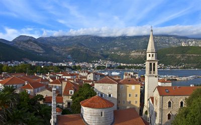 Budva, in Montenegro, il mare Adriatico, la costa, le montagne