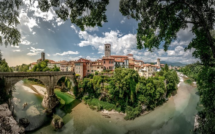 İtalyan köy, taş köprü, nehir, yaz, Cividale del Friuli, Friuli-Venezia Giulia, İtalya, Natisone River