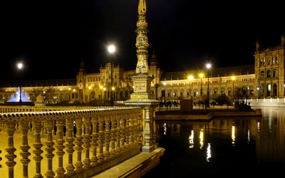 Séville, la nuit, les monuments de Séville, en Espagne, Plaza de Espana