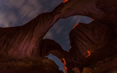 arches national park, cielo notturno, archi, rocce arancioni, archi in pietra vista dal basso, notte, utah, usa