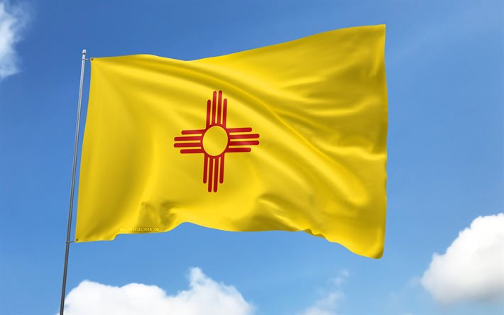 旗竿のニューメキシコの旗, 4k, アメリカの州, 青空, ニューメキシコの旗, 波状のサテンの旗, 米国の状態, 旗のあるフラッグポール, アメリカ, ニューメキシコの日, アメリカ合衆国, ニューメキシコ