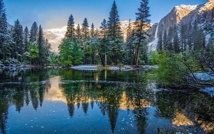 Rivière de montagne en Bois, en Amérique, en hiver, le Parc National de Yosemite, Californie, états-unis