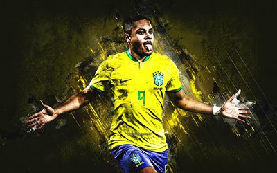 vitor roque, brasilien  nationalfußballmannschaft, brasilianischer fußballspieler, porträt, gelber steinhintergrund, brasilien, fußball