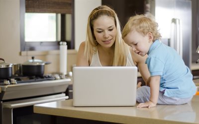 enfant, la mère, l'ordinateur portable, bébé, ordinateur, cuisine, femme, souriante