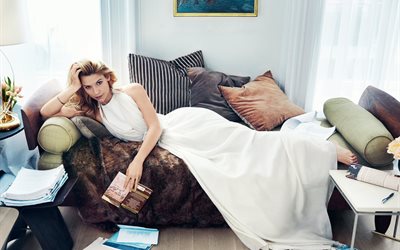 claire danes, photoshoot, näyttelijä, glamour, 2014, kirja, kylpyhuone, sohva, tyyny