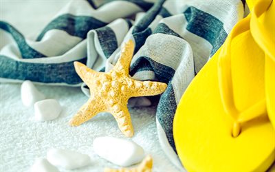 estrela do mar amarela, 4k, acessórios de praia, pedras brancas, viagens de verão, verão, conceitos de viagem, chinelos de praia amarelos