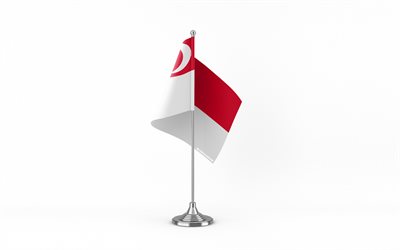4k, bandeira de mesa de singapura, fundo branco, bandeira de singapura, bandeira de cingapura na vara de metal, símbolos nacionais, cingapura