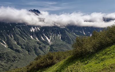 Kamchatka, le volcan, les montagnes, les nuages, la Russie