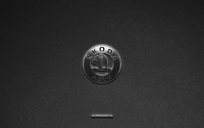 logo skoda, fond de pierre grise, emblème skoda, logos de voiture, skoda, marques de voiture, logo en métal skoda, texture de pierre