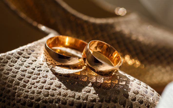 fedi nuziali d oro, 4k, coppia di anelli, sfondo di nozze, concetti di nozze, sfondo con anelli d oro, oro, fedi nuziali