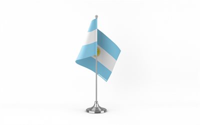 4k, drapeau de table argentine, fond blanc, drapeau argentine, drapeau de table de l'argentine, drapeau argentin sur bâton de métal, drapeau de l'argentine, symboles nationaux, argentine, l'europe 